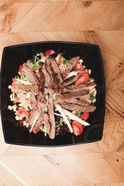 Taze salata tabağı ile karışık yeşillik