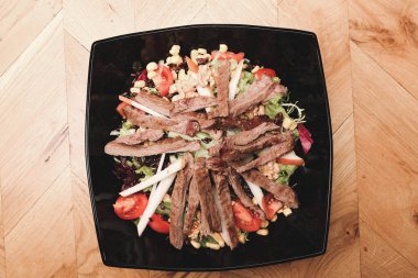 Taze salata tabağı ile karışık yeşillik