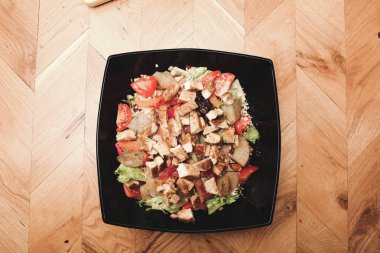 Taze salata tabağı ile karışık yeşillik