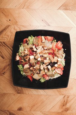 Taze salata tabağı ile karışık yeşillik