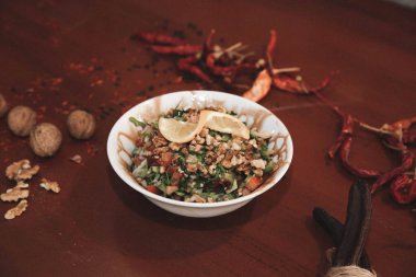 Taze salata tabağı ile karışık yeşillik