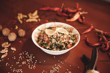 Taze salata tabağı ile karışık yeşillik