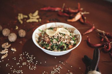 Taze salata tabağı ile karışık yeşillik