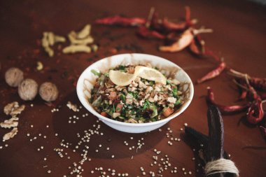 Taze salata tabağı ile karışık yeşillik