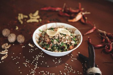 Taze salata tabağı ile karışık yeşillik