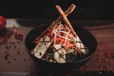 Taze salata tabağı ile karışık yeşillik