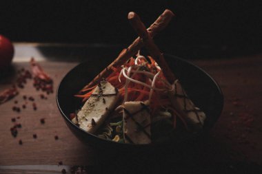 Taze salata tabağı ile karışık yeşillik