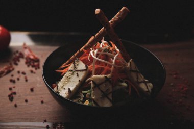 Taze salata tabağı ile karışık yeşillik