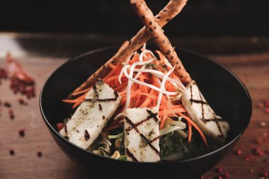 Taze salata tabağı ile karışık yeşillik