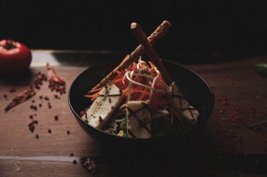 Taze salata tabağı ile karışık yeşillik