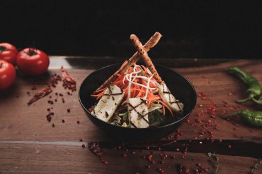 Taze salata tabağı ile karışık yeşillik