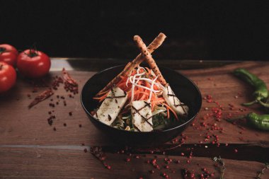 Taze salata tabağı ile karışık yeşillik