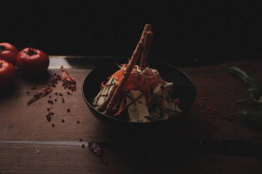 Taze salata tabağı ile karışık yeşillik