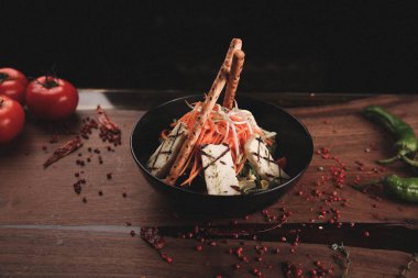 Taze salata tabağı ile karışık yeşillik