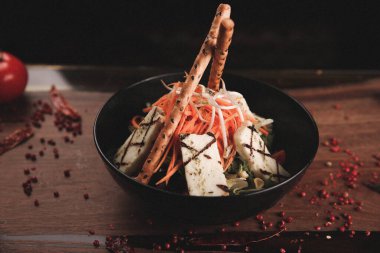 Taze salata tabağı ile karışık yeşillik