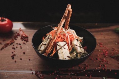 Taze salata tabağı ile karışık yeşillik