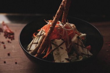 Taze salata tabağı ile karışık yeşillik