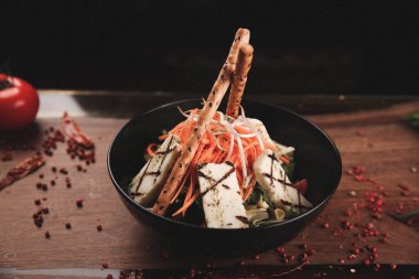 Taze salata tabağı ile karışık yeşillik