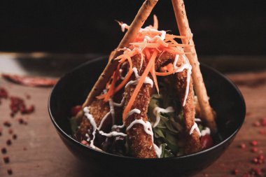 Taze salata tabağı ile karışık yeşillik