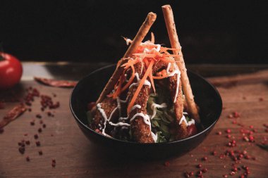 Taze salata tabağı ile karışık yeşillik