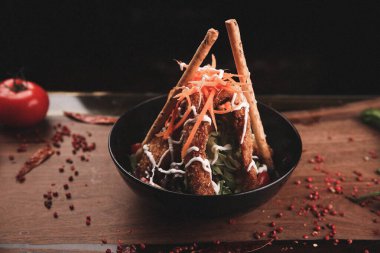 Taze salata tabağı ile karışık yeşillik