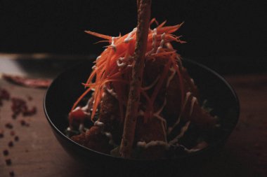 Taze salata tabağı ile karışık yeşillik