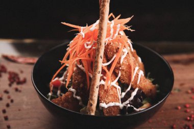 Taze salata tabağı ile karışık yeşillik