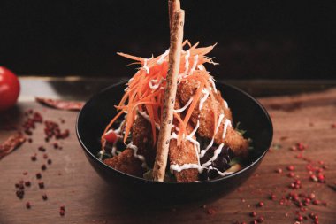 Taze salata tabağı ile karışık yeşillik