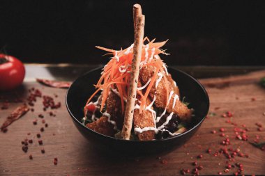 Taze salata tabağı ile karışık yeşillik