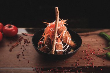 Taze salata tabağı ile karışık yeşillik