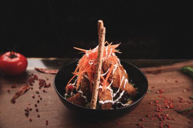 Taze salata tabağı ile karışık yeşillik