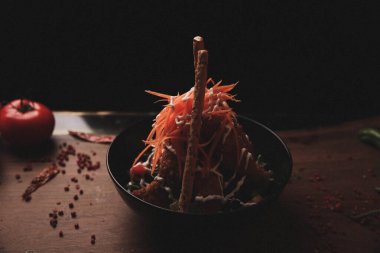 Taze salata tabağı ile karışık yeşillik