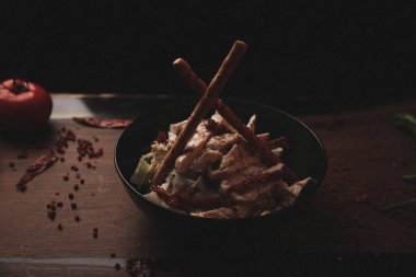 Taze salata tabağı ile karışık yeşillik