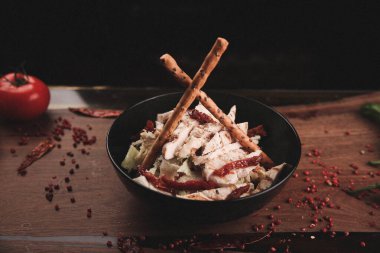 Taze salata tabağı ile karışık yeşillik