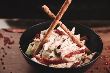 Taze salata tabağı ile karışık yeşillik