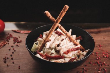 Taze salata tabağı ile karışık yeşillik