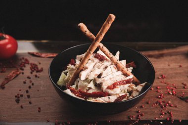 Taze salata tabağı ile karışık yeşillik