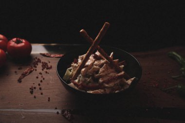 Taze salata tabağı ile karışık yeşillik