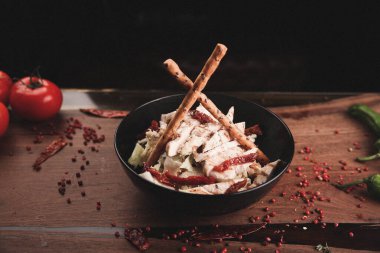 Taze salata tabağı ile karışık yeşillik