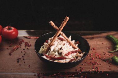 Taze salata tabağı ile karışık yeşillik