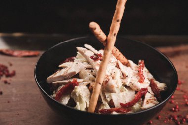 Taze salata tabağı ile karışık yeşillik