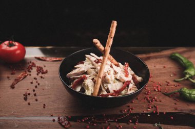 Taze salata tabağı ile karışık yeşillik