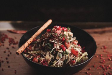 Taze salata tabağı ile karışık yeşillik