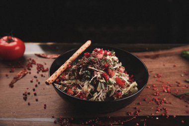 Taze salata tabağı ile karışık yeşillik