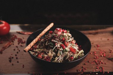 Taze salata tabağı ile karışık yeşillik