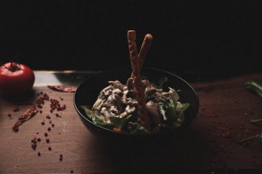 Taze salata tabağı ile karışık yeşillik