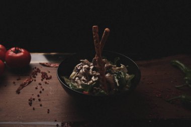 Taze salata tabağı ile karışık yeşillik