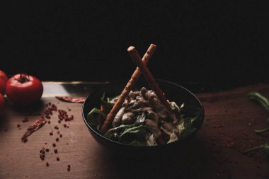 Taze salata tabağı ile karışık yeşillik