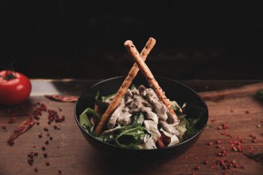 Taze salata tabağı ile karışık yeşillik