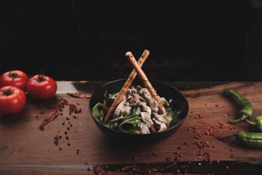 Taze salata tabağı ile karışık yeşillik